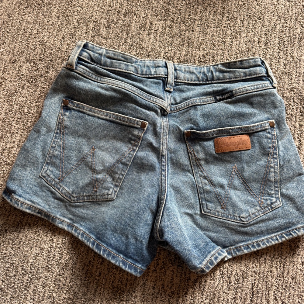 Wrangler Retro High Rise Denim Shorts Medium Wash Size 26